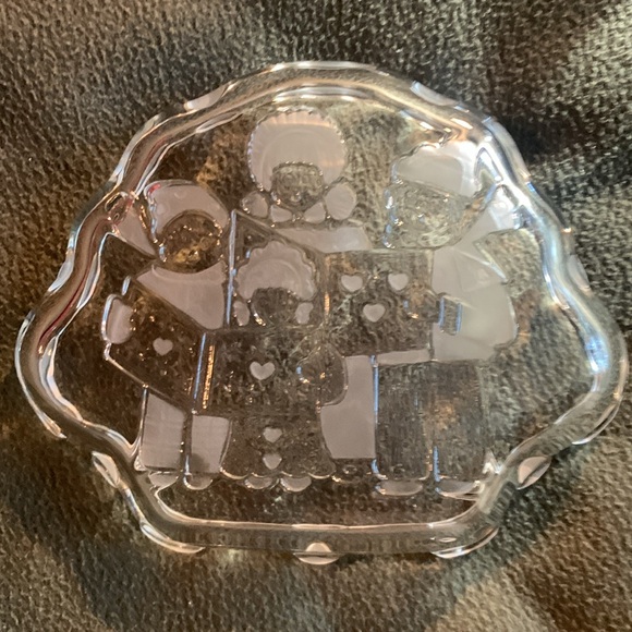 Mikasa “Carolers” glass sweet dish with box. Size approximately 8 1/4” x 7” x 1” - Picture 6 of 9